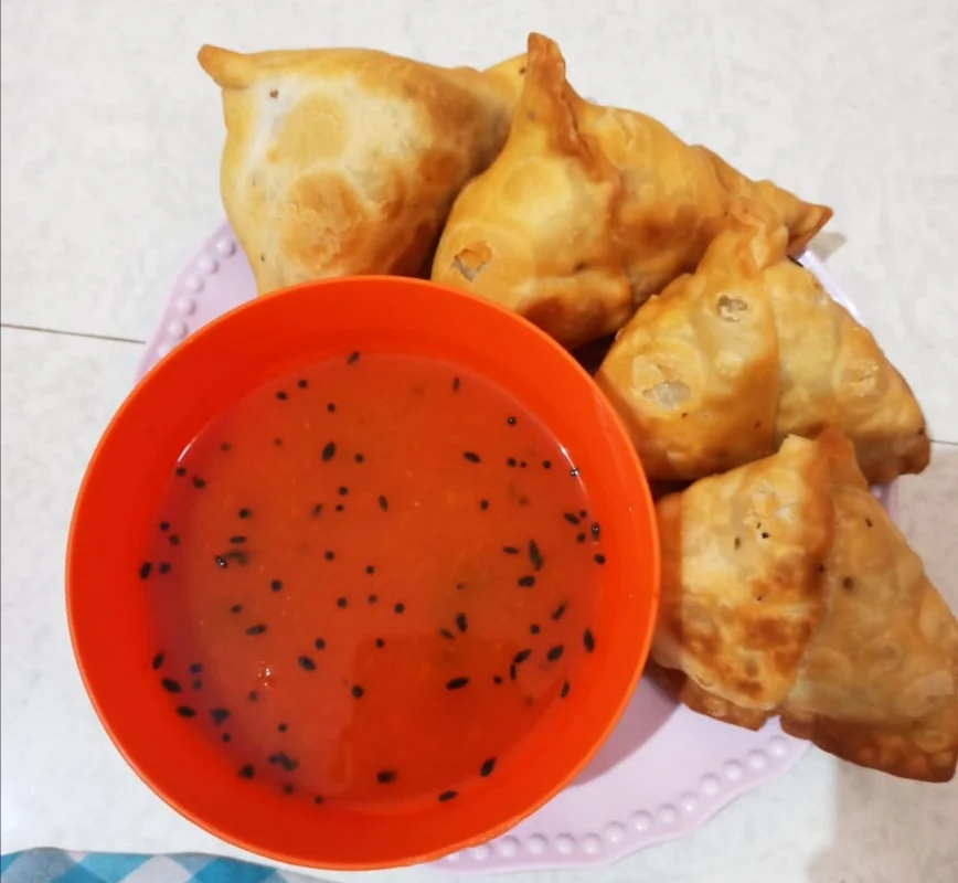 Golden crisp heritage triangle samosas served fresh with mint and tamarind chutneys at Vatsalaa Restro